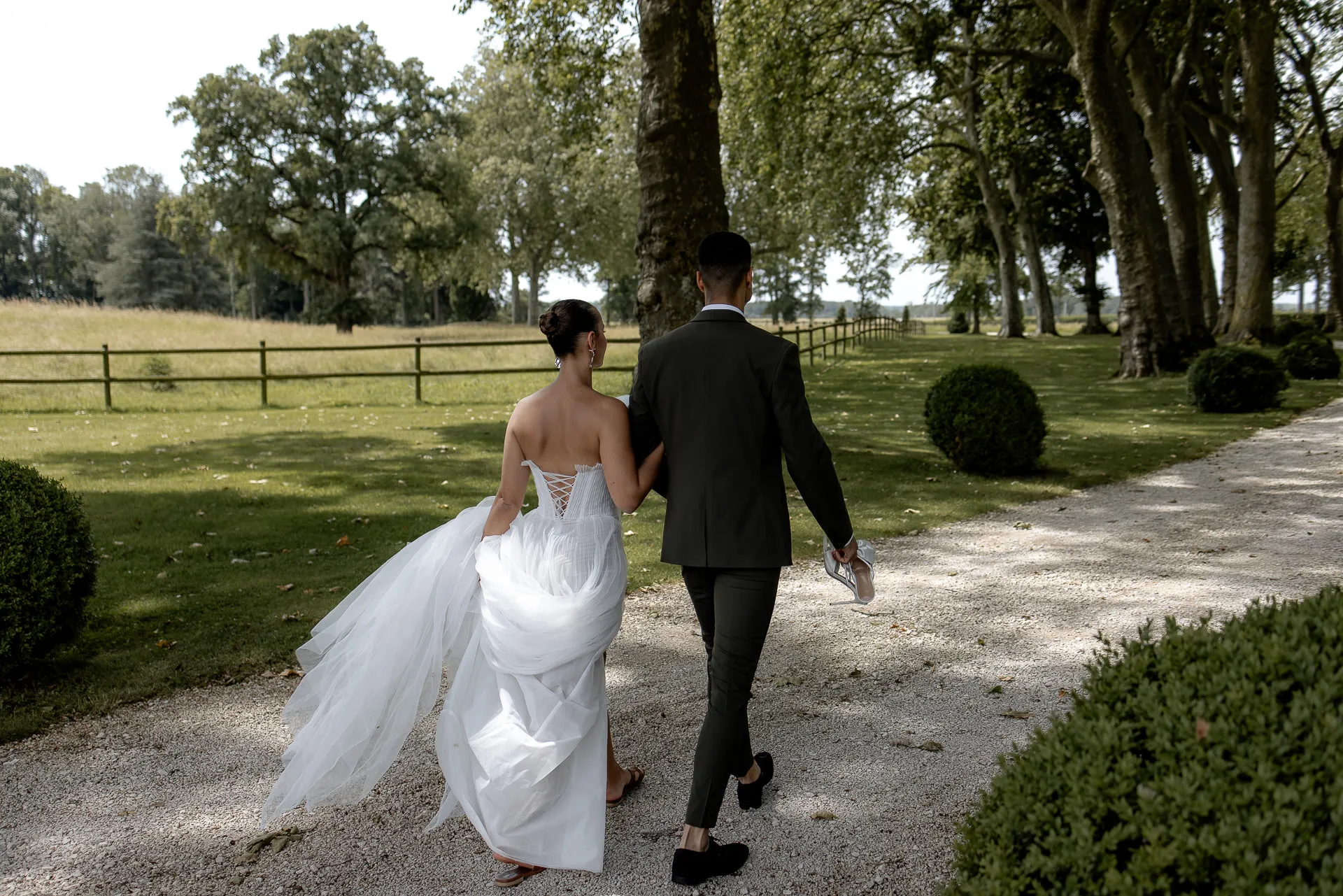 Romantisches Brautpaar-Shooting im Chateau de Varennes Park mit Baumallee und elegantem Brautkleid